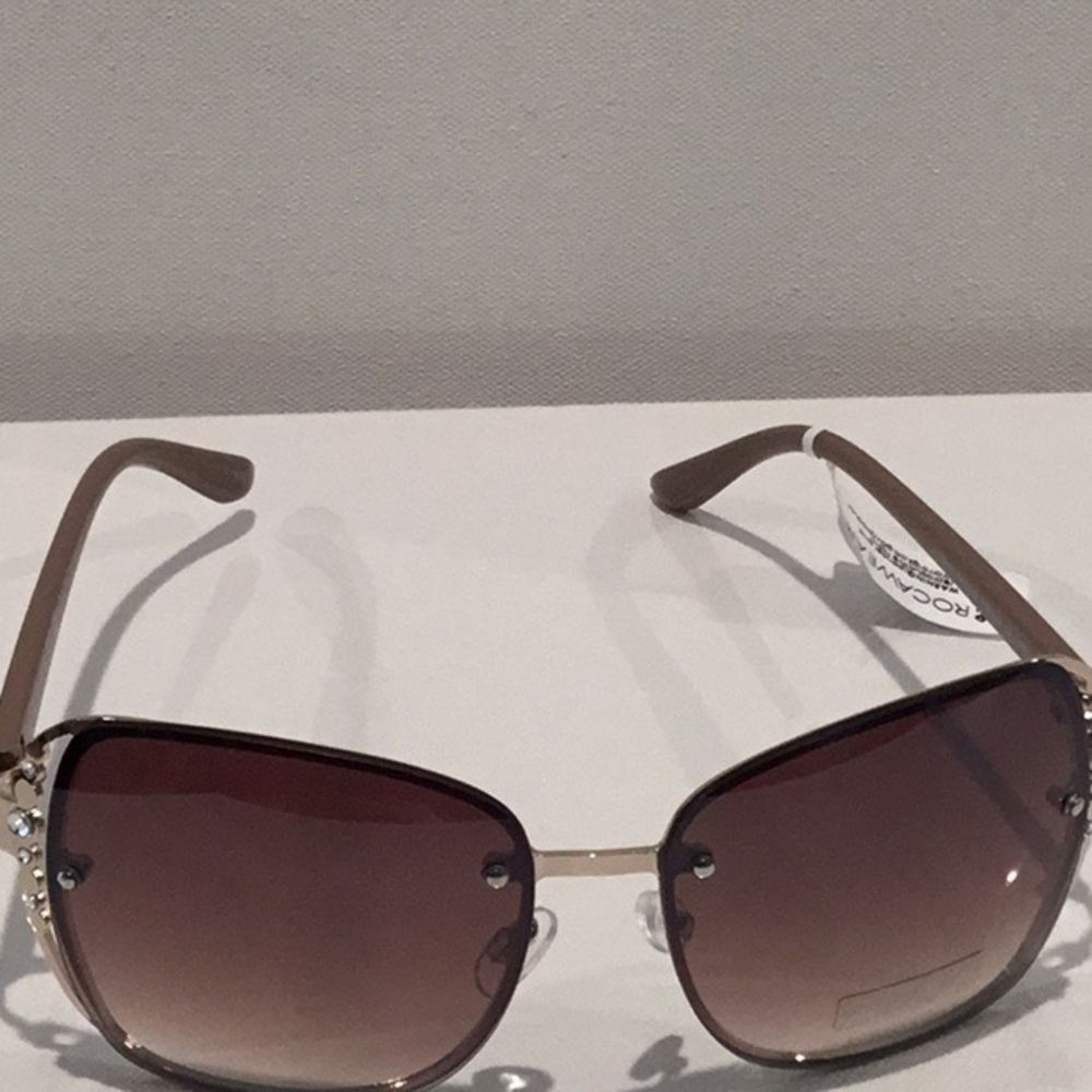 NWT Rocawear Sun Glasses with graduating brown lenses, silver plated rim.